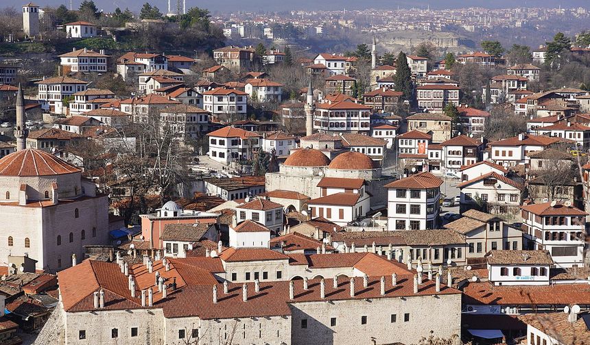 KARABÜK NÜFUSUNA KAYITLI OLMA ŞARTI!
KARDEMİR'in alacağı 300 işçi için yayınladığı şartnamede "Karabük nüfusuna kayıtlı olan" maddesini özellikle koydurması ve buna Karabük'teki siyasiler dahil hiç kimsenin itiraz etmemesi Zonguldak'ta da değişilik kesimlerden tepki çekmişti.