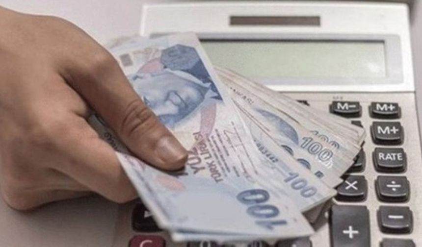 EV HANIMLARINA EMEKLİLİK NASIL OLACAK?
Eski Hazine ve Maliye Bakanı Nureddin Nebati, seçim çalışmaları kapsamında Mersin Gazeteciler Cemiyeti'nde basın mensuplarıyla kahvaltıda bir araya gelmişti. Bakan Nebati, ev hanımlarına emeklilik planı hakkında şunları söylemişti;

"Ülkemizin ürettiği doğal gaz ve petrol gelirlerinden ayrılacak kaynakla Aile ve Gençlik Bankası kuracağız. Bu kapsamda ilk müjdemiz ev hanımlarımıza. Evlerimizin yükünü çeken ev hanımlarına emeklilik hakkı getiriyoruz. Emekli olmak isteyen ev hanımlarının primlerinin üçte birini biz karşılayacağız. Yıpranma hakkı da vererek, ev hanımlarının daha kısa sürede emekli olabilmelerini sağlayacağız. Evlenmek isteyen gençlerimize 2 yılı ödemesiz 48 ay vadeli, faizsiz 150 bin lira kredi vereceğiz. Her ailede en az bir kişinin istihdama katılmasını temin edeceğiz. Böylece en az bir ferdinin çalışmadığı aile bırakmayacağız. Bu amaçla istihdam edilen kişinin gerekirse sigorta primini, gerekirse maaşının bir kısmını biz karşılayacağız. Her aşaması zorlukla dolu 10 yıllık bir emeğin ve mücadelenin ürünü olan İstanbul Finans Merkezi’nin açılışını gerçekleştirdik. Bu merkez, Türk ekonomisini finans sektörünün lokomotifliğinde hızla büyütecektir."