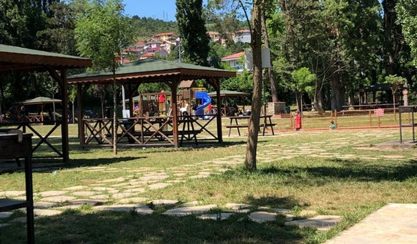 Çağlayan Piknik Alanı
Bartın’ın merkez ilçesinde yer alan Çağlayan Piknik Alanı, şehir merkezine yaklaşık 5 kilometre uzaklıktadır. Park, dere kenarındaki konumu ve piknik masaları ile keyifli bir piknik deneyimi sunmaktadır.