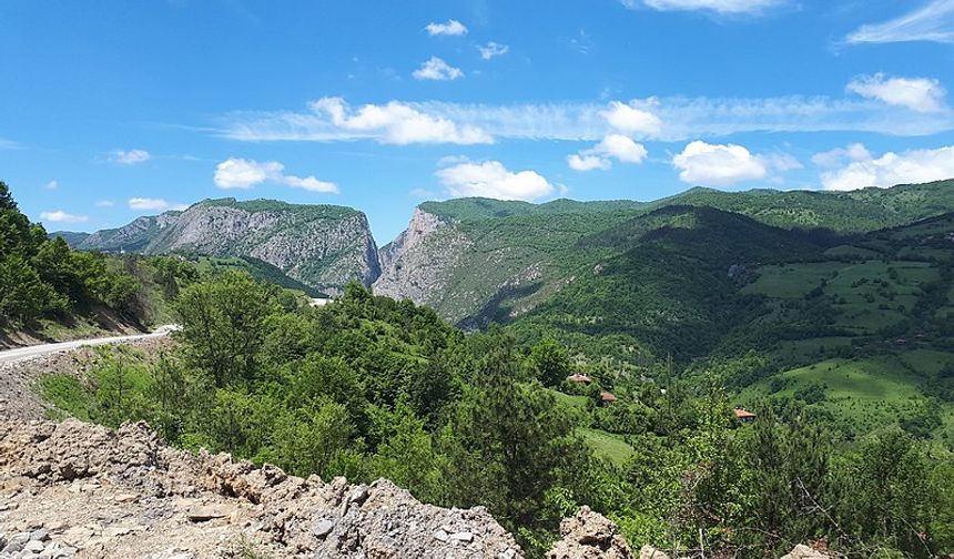 Valla kanyonu, Kastamonu ili, Pınarbaşı ilçesi, Muratbaşı (Valla) köyü sınırları içinde bulunur. Küre Dağları Millî Parkı içinde yer alan kanyon 800 m derinliği ile Türkiye'nin en derin kanyonları arasındadır.