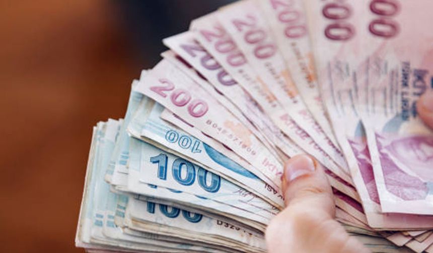 Ev hanımlarına emeklilik desteği müjdesi, Cumhurbaşkanı Erdoğan'ın AK Parti Seçim Beyannamesi'yle gündeme gelmişti. Ev hanımlarına emeklilik başvurusu ve şartları gündemde yer almaya devam ediyor. Son olarak eski Hazine ve Maliye Bakanı Nureddin Nebati, Aile ve Gençlik Bankası kapsamında ev hanımlarına emeklilik prim detaylarını da bildirmişti. 