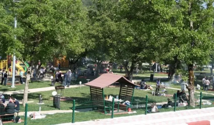 Karaçay Aile Çay ve Mangal Bahçesi
Bartın’ın merkez ilçesinde yer alan Karaçay Aile Çay ve Mangal Bahçesi, şehir merkezine yaklaşık 2 kilometre uzaklıktadır. Bahçe, çay bahçesi, mangal alanları ve oyun parkı ile ailece keyifli vakit geçirmek için ideal bir yerdir.