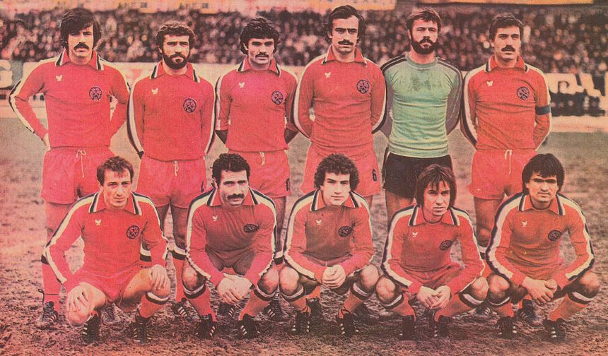 ZONGULDAKSPOR 1978-1979
1978-1979 sezonunda, Gündüz Tekin Onay yönetiminde, Türkiye 1.Ligi’ni 8.sırada tamamlayan Zonguldakspor.
Soldan sağa
Ayaktakiler: Turgut Öndül, Hüseyin Çetinkaya, Sadık İşcan, Kadir Özcan, Birol Çakar, Hamdi Kayhan.
Oturanlar: Sinan Alayoğlu, Ersoy Sandalcı, Varol Or, Volkan Yayın, İsa Ertürk.