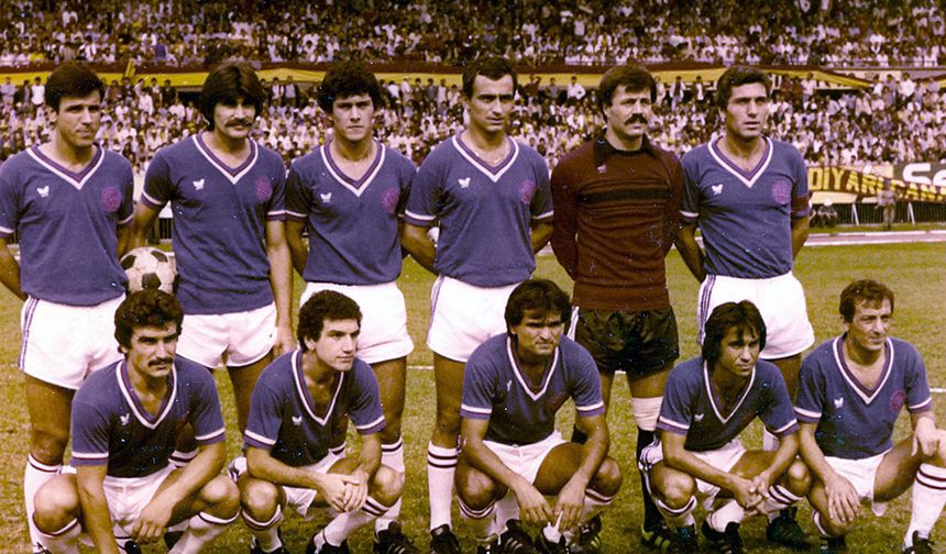 ZONGULDAKSPOR 1979-1980
1979-1980 sezonunda 1.Lig’i 3.sırada bitirerek büyük bir başarıya imza atan Zonguldakspor. Kırmızı lacivertlilerde bu sezon teknik direktörlük görevini sırasıyla Gündüz Tekin Onay ve Halil Güngördü üstlendi.
Soldan sağa
Ayaktakiler: Turgut Öndül, Ömer Kaner, Muzaffer Badalıoğlu, Kadir Özcan, Birol Çakar, Hamdi Kayhan.
Oturanlar: Muammer Birdal, Varol Or, İsa Ertürk, Volkan Yayın, Sinan Alayoğlu.