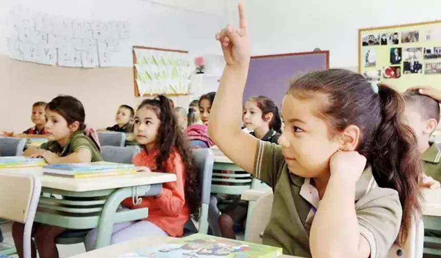 Türkiye genelindeki 20 milyonu aşkın öğrenci derslerine devam ediyor. Milli Eğitim Bakanlığına (MEB) bağlı ilk ve ortaöğretim kurumlarındaki 20 milyonu aşkın öğrenci ve 1,2 milyona yakın öğretmen için 2023-2024 eğitim öğretim yılının ilk ara tatili yakın zaman sonra başlayacak.