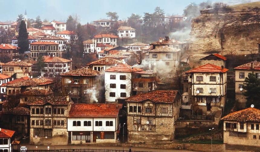 UNESCO Dünya Miras Listesi'nde yer alan evleriyle dünyaca ünlü Karabük'ün Safranbolu ilçesindeki tarihi yapılar, mimarisiyle dünyaya örnek oluyor.