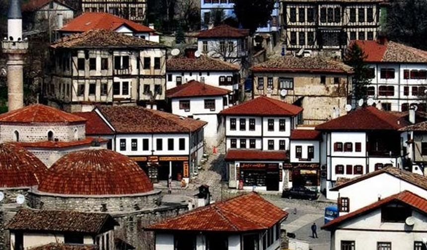 Osmanlı döneminin mimarisi, şehir hayatı ve kültürünü yansıtması nedeniyle "Osmanlı'nın parmak izi" olarak da adlandırılan Safranbolu ilçesinde 18, 19. yüzyıl ve 20. yüzyılın başlarında inşa edilen evler, mimarisiyle dikkat çekiyor. Genelde 2 ya da 3 katlı binalardan oluşan Safranbolu evlerinde çoklu nüfus nedeniyle 8 oda bulunurken, evler tarihte komşuluk hakkını da gözetilerek inşa edildi.
