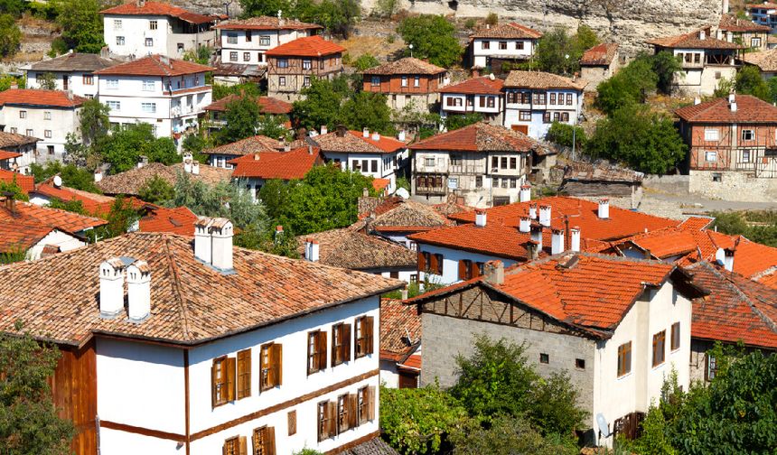 Safranbolu'da hiçbir ev diğerinin manzarasını ve ışığını kapatmazken, tüm evlerin kendilerine göre daha merkezi konumdaki kamu binalarına, dini yapılara ve anıt eserlere dönük yapılması dikkat çekiyor.