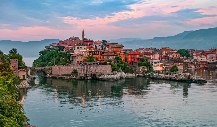Amasra’nın Osmanlı topraklarına katılma hikayesi ise 1460 yılına dayanıyor. Amasra’ya ilk görüşte vurulan Fatih Sultan Mehmet, Lala’sına “Lala Lala! Çeşm-i Cihan (dünyanın değerlisi) bu mu ola?” diye sorar. O andan sonra da burayı savaş yapmadan alır. Çünkü istediği son şey bu güzel şehrin zarar görmesidir.