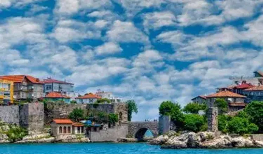 Çağ açıp çağ kapatan Osmanlı Padişahı Fatih’in bile manzarayı gördüğü an yanında duran lalasına dönerek “Lala, Lala! Çeşmi cihan bura mı ola?” diyerek dünyanın gözü, gözbebeği olarak nitelendirdiği Amasra’nın "Çeşm-i Cihan" adını alışının 563. yıl dönümü 17 Ekim Barış Günü olarak kutlanmaktadır.