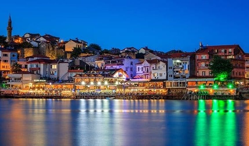 Şehrin antik çağdaki adı “susam diyarı” manasına gelen Sesamos. M.Ö. 3. yüzyılda kente o dönem Amasra’yı yöneten kadın lider Amastris’in adı verilmiş. Osmanlı zamanında ise adı Amasra olarak anılmaya başlanmış.
