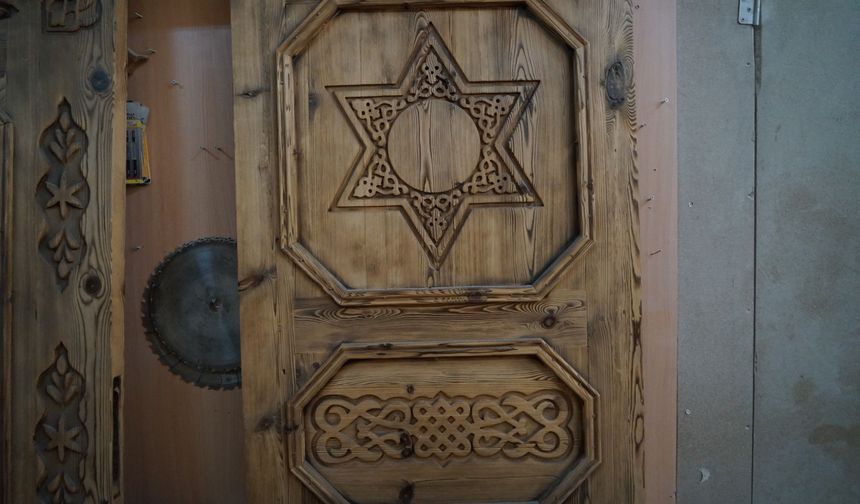 Bu çerçevede Kastamonu’da babasından kalma mesleği devam ettiren ahşap oyma ustası Ferhat Murat Baykalı, Kastamonu İş Geliştirme Merkezi’nde (İŞGEM) açtığı iş yerinde ahşap oyma sanatını devam ettiriyor. Babası vefat ettikten sonra 1999 yılından itibaren işin başına geçen Ferhat Murat Baykalı, ahşap mobilya ve mobilya tasarımları üzerine hem yurt içi hem de yurt dışına birçok ürün yaparak ihraç etti. Başta Almanya, Avusturya, İngiltere, Bosna Hersek, Azerbaycan, Türkmenistan ve Libya ülkeleri olmak üzere Dünya’nın birçok ülkesine tek tek aylarca büyük bir sabırla geleneksel usullerle kendi elleriyle ahşap üzerine oyduğu mobilyaları gönderiyor.