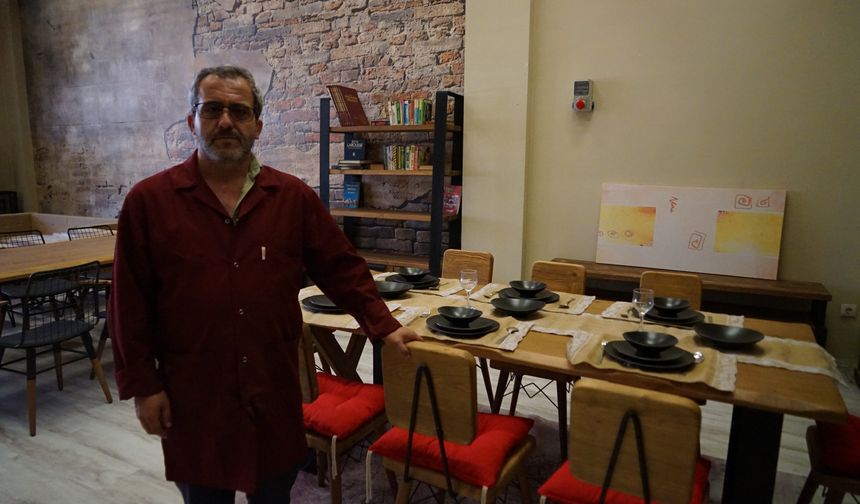 Selçuklu Devletinin Anadolu’da hüküm sürdüğü 11’inci yüzyıldan başlayarak Osmanlı İmparatorluğu döneminde de devam eden ahşap oyma sanatı, Kastamonu’da halen devam ettiriliyor. Ahşabın üzerine geleneksel olarak geometrik, bitkisel, mührü Süleyman motifi, kabartma, eski yazı ibareleri ya da Kur’an ayetleri kullanılarak yapılan ahşap oymalar, yurt içinde olduğu kadar yurt dışından da rağbet görüyor. Kastamonu’da günümüzde halen ahşap oyma sanatı yaşatılırken ahşap oyma işçiliği yapan ustalar ise, teknolojik aletler kullanmak yerine geleneksel usullerle ahşabı oyuyor.
