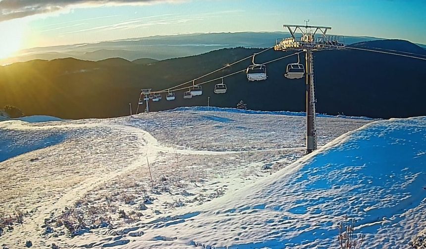  Hava sıcaklığının sıfırın altında seyrettiği Keltepe Kayak Merkezinde gece yarısı etkili olan yağış sonrası tesis yeniden karla kaplandı.