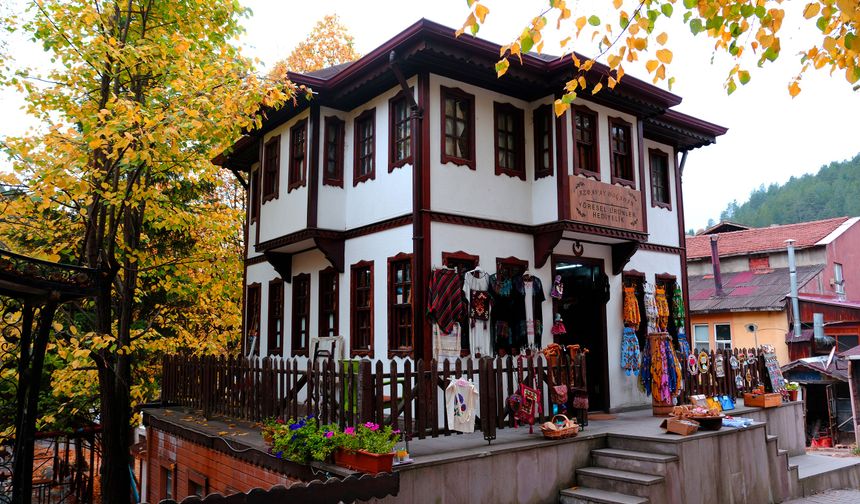 Kastamonu’nun Azdavay ilçesinde sonbaharda ayrı bir güzelliğe bürünen Çatak kanyonu ziyaretçilerini mest ediyor.