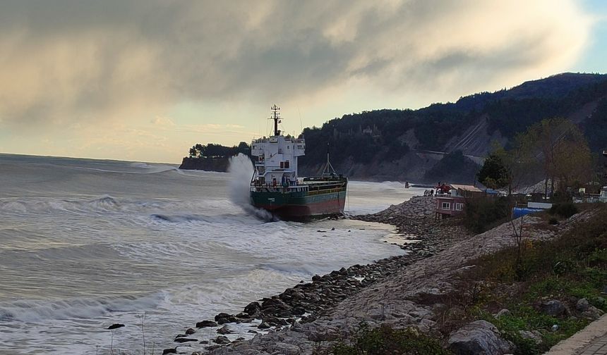Kastamonu'nun İnebolu ilçesinde iskelede yük boşaltan Kamboçya bandralı 'Vamos' adlı gübre yüklü gemi, şiddetli fırtına sebebiyle halatları kopmasının neticesinde sürüklenerek İnebolu Limanı Filli Köşk mevkiinde karaya oturdu. 