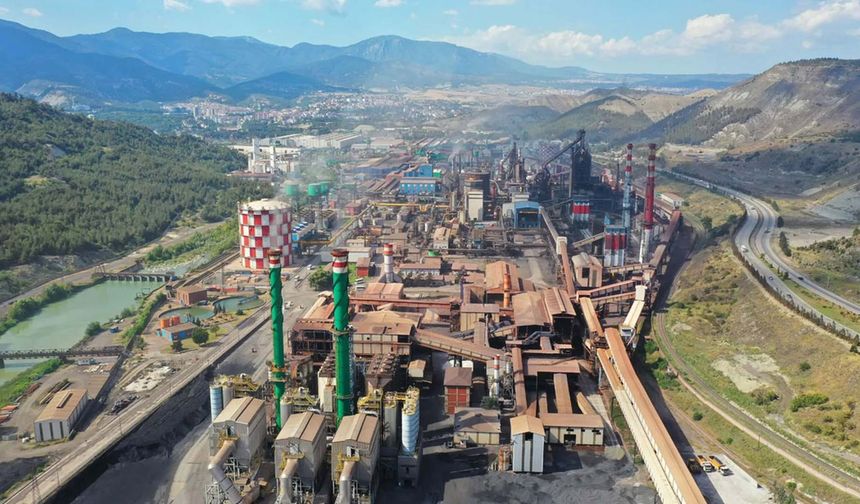 Karabük Demir ve Çelik Fabrikaları AŞ. (KARDEMİR) Yönetim Kurulu Başkanı Prof. Dr. İsmail Demir, fabrikada çalışıp emekli olmayı hak eden işçilerin çocuklarının işe alınacağını duyurdu.

