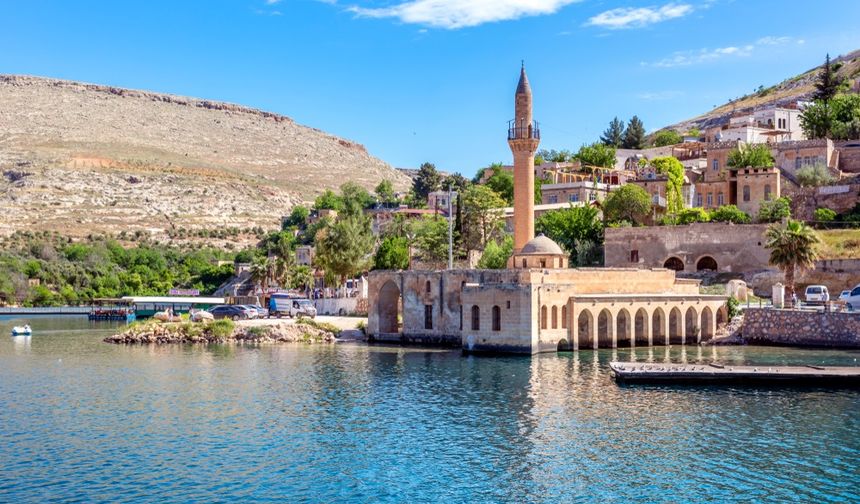 Şanlıurfa, Halfeti: Sular altında kalan köyleriyle ünlü ve büyüleyici manzaralara sahip.
