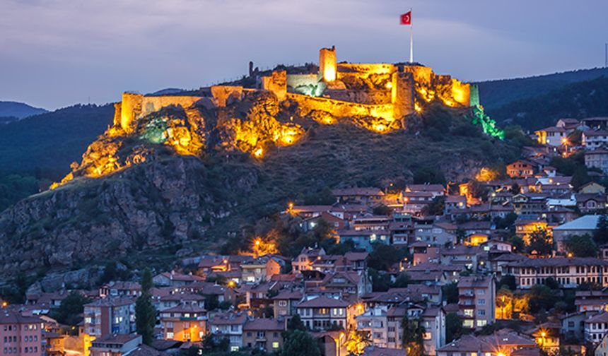 Sonra da Kastamonu'ya geçilmesini öneriyor. Kastamonu'da epey vakit geçirmek gerekir