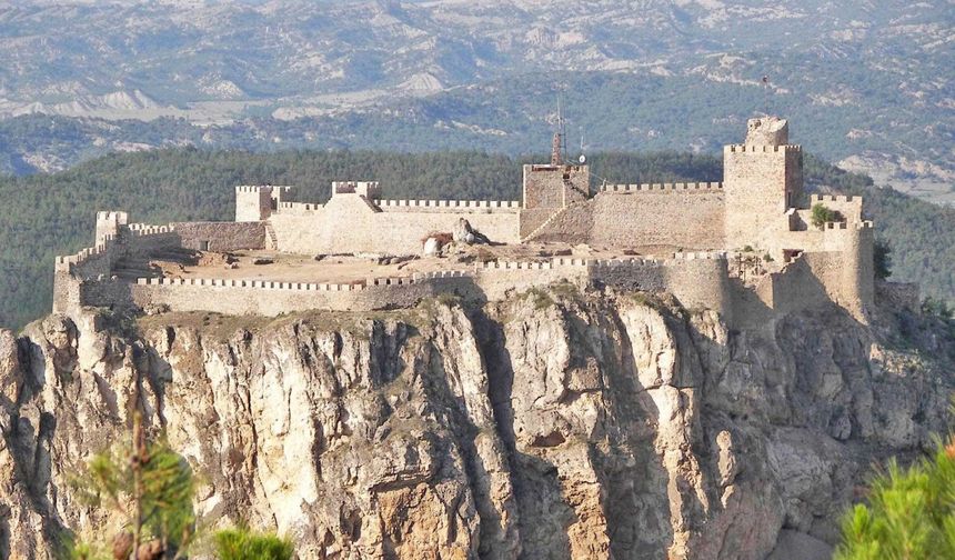 İlber Ortaylı, gezmeye Sinop'tan başlamak gerektiğini belirtiyor.