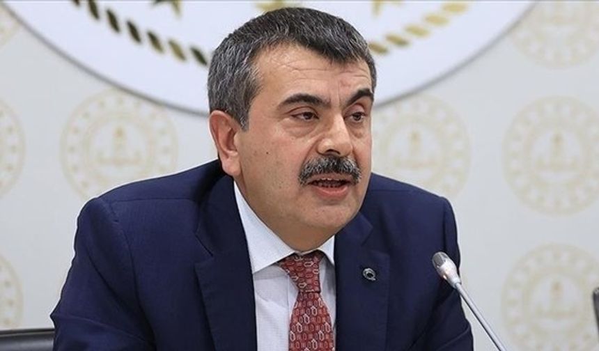 "Sizin 'tarikat, cemaat' dediğiniz, bizim 'STK' dediğimiz yapılarla toplasanız 10 tane protokolümüz vardır. Ben bu protokollerle bize destek olanlara da teşekkür ediyorum. Onlarla protokol yapmaya da devam edeceğiz" diyen Milli Eğitim Bakanı Yusuf Tekin'in bu açıklamasından sonra Twitter'dan "#Milli Eğitim Bakanı, #TarikatveCemaatlerKapatılsın" hastagı gündem oldu. 