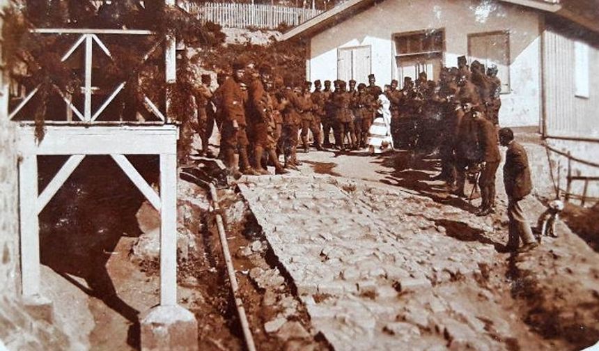 FRANSIZ İŞGALCİLER
1851-1852’de, özel bir anlaşma ile Havzaya getirilen İngiliz Barclay Kardeşler tarafından Kozlu sahilinde ‘oluk’ adı verilen yükleme tesisleri inşa edilir. Ocaklardan çıkarılan kömür, dekovil hattı boyunca katırlar tarafından çekilen vagonlarla taşınır ve bu oluklardan gemilere yüklenir.