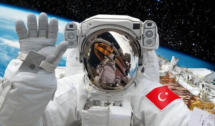 Alper Gezeravcı Kimdir? 

Alper Gezeravcı, 2 Aralık 1979 tarihinde Mersin'de doğdu. Hava Harp Okulu Elektronik Mühendisliği Bölümü mezunu olan Gezeravcı, ABD Hava Kuvvetleri Teknoloji Enstitüsü'nde yüksek lisans eğitimini harekât araştırması alanında tamamladı. Hava Kuvvetleri Komutanlığı'nda F-16 pilotu ve standardize filo akademik kol komutanı olarak görev yaptı. 

