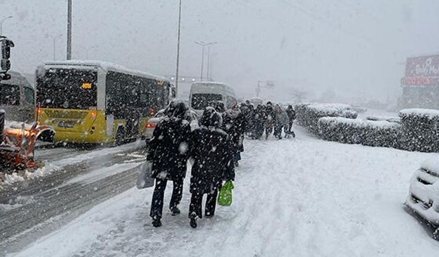 Çarşamba günü sıcaklıkların düşmesiyle yurt genelinde karla karışık yağmur ve kar yağışı görülecek.