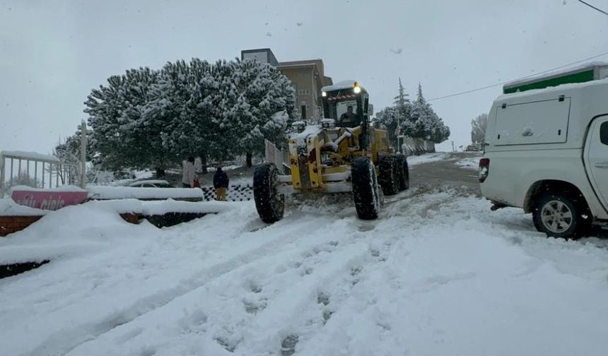 Bartın'da şehir merkezinde 10 santimetreye, yüksek kesimlerde ise 40 santimetreye ulaşan kar kalınlığı, sürücülere zor anlar yaşattı. Bir saat içerisinde meydana gelen 7 maddi hasarlı trafik kazasının yanı sıra, Bartın'dan Zonguldak, Karabük ve Kastamonu karayollarında kar ve buzlanma nedeniyle zaman zaman aksamalar yaşandı.
