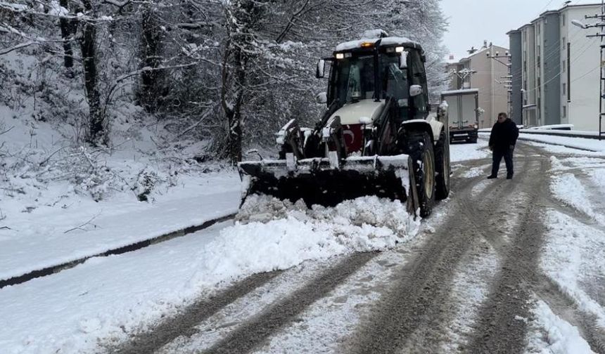 Zincir bulunmayan araçlar yolda kalırken, araç sürücüleri yerdeki kar ve buzlanma nedeniyle rampa yollarını çıkmakta güçlük çekti.