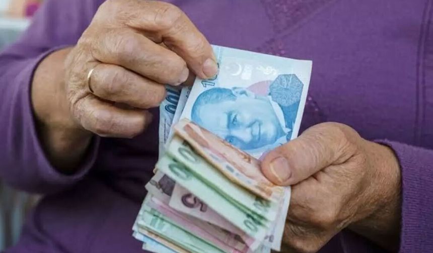 Emeklilerin şu anda bayram ikramiyeleri 2 bin TL. Maaşlarda yeni iyileştirmeler yapılması da gündemde yer alıyor.