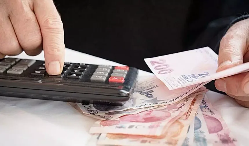 YÜCEL KAYAOĞLU'NUN HABERİ - SSK ve Bağ-Kur emekli maaşlarının, memur emeklileri ile eşitlenerek, yüzde 49,25 oranında artış yapılmasının ardından, hükûmet Ramazan ve Kurban Bayramlarında verilen ikramiyelerini de artırmaya hazırlanıyor.