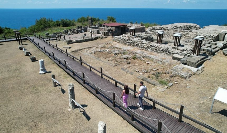 Akdeniz ve Ege'ye alternatif bir rota haline gelen Filyos, 2 bin 700 yıllık kalesi ile ziyaretçilerini büyülüyor.