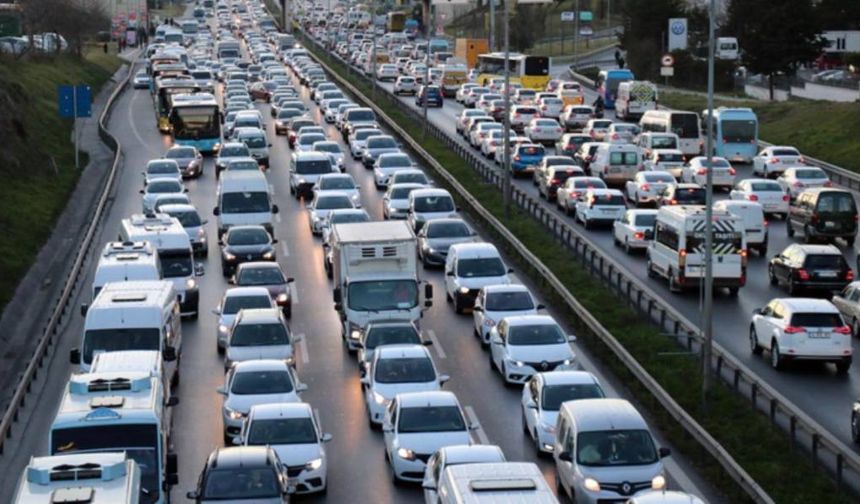 Tüketici Tercihleri ve Pazar Trendleri
Otomotiv Distribütörleri ve Mobilite Derneği (ODMD) verilerine göre, sıfır araç satışları %10 azalarak 100 bin 305 adet olarak gerçekleşti. Tüketicilerin, yüksek faiz oranları ve krediye erişim zorluğu gibi nedenlerle 10 yaş ve üzeri araçlara yönelmesi dikkat çekiyor.