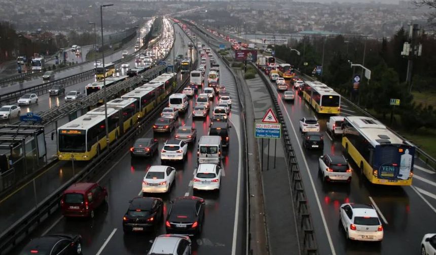 Otomobil Sektöründe Değişim: 10 Yaş Üzeri Araçlar Artan Tercih
Otomobil sektöründe önemli bir değişim yaşanıyor. Son dönemde, oto galeri ve satış noktalarında 10 yaş ve üzeri araçlara olan talep hızla artıyor. Bu eğilim, sıfır araçlardaki kampanya ve indirimlere rağmen gözlemleniyor.