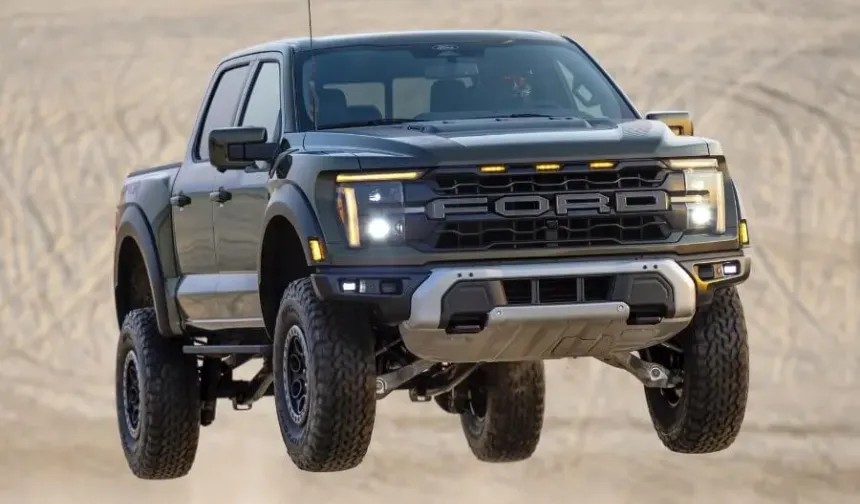 4. Ford
Ford, dayanıklılığı ve geniş model yelpazesiyle Türkiye’de büyük bir kullanıcı kitlesine sahip. Hem aile araçları hem de ticari modelleriyle Ford, Türkiye’nin en sevilen markalarından biri olarak öne çıkıyor.