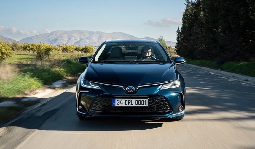 Toyota
Toyota, dünya genelinde güvenilirliği ile tanınan bir marka olarak öne çıkıyor. Özellikle Corolla ve Yaris gibi modeller, uzun yıllar sorunsuz şekilde çalışarak kullanıcılarına sanayiye gitme gereği duymadan bir sürüş keyfi sunuyor. Japon mühendisliği ve kaliteli malzeme kullanımı, Toyota'yı dayanıklılık konusunda lider markalardan biri yapıyor.