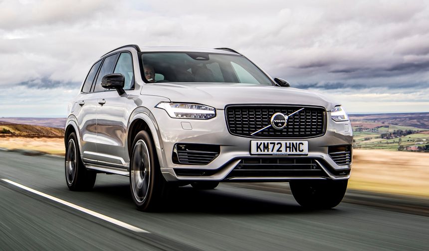 Volvo
Volvo, güvenlik ve dayanıklılığıyla bilinen bir marka. Özellikle XC60 ve S60 gibi modeller, uzun ömürlü olmalarıyla öne çıkıyor. Volvo'nun kaliteli üretim standartları, araçların sanayiye gitme sıklığını en aza indiriyor.