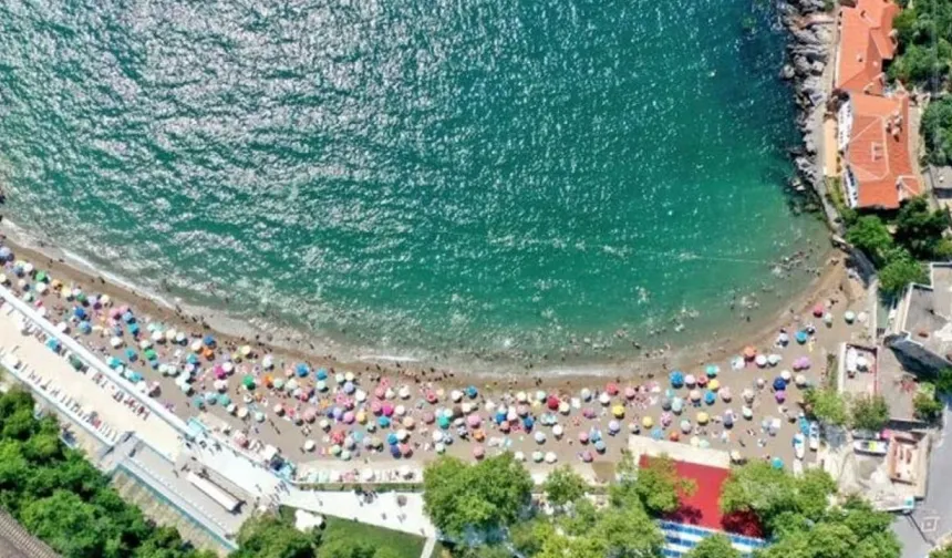 Zonguldak Lehçesinde Kullanılan Kelimeler
"Aşağı" – Zonguldak'ta, "aşağı" kelimesi yer yönü belirtirken bazen "alt" anlamında kullanılır. Örneğin: "Aşağı mahallede oturuyorum."
"Bişey" – "Bir şey" yerine "bişey" denir. Örneğin: "Bişey yapacak mısın?"
"Ne var ne yok?" – Zonguldak'ta bu ifade, "Nasılsınız?" veya "Ne haber?" anlamında yaygın olarak kullanılır.
"Dolu" – Zonguldak'ta sıkça kullanılan bir kelimedir ve "çok" anlamına gelir. Örneğin: "Dolu işim var bugün."
"Yarma" – Zonguldak'ta "yarma" kelimesi "çalışkan, gayretli" anlamında kullanılır. Örneğin: "Bu çocuk çok yarma."
"Çabuk ol" – Zonguldak'ta, birine hızlanmasını söylemek için "çabuk ol" yerine bazen "süper ol" denebilir.
"Kurtuluş" – Zonguldak'a özgü bir anlam taşır, bazen "boşuna uğraşmak" anlamında da kullanılır. Örneğin: "Bu işin kurtuluşu yok."
"Kışlası" – Özellikle köylerde, Zonguldak'ın dağlık bölgelerinde, "kışlası" kelimesi yayla veya dağ evini ifade eder.
"Bozatmak" – Zonguldak halkı arasında, özellikle yaşlılar arasında, bir şeyin bozulması anlamında sıkça kullanılan bir kelimedir. Örneğin: "Fırın bozatmış, ekmek yaramaz."
"Sofra kurmak" – Zonguldak'ta, "sofra kurmak" kelimesi, yemek hazırlamak veya misafir ağırlamak anlamında kullanılır.