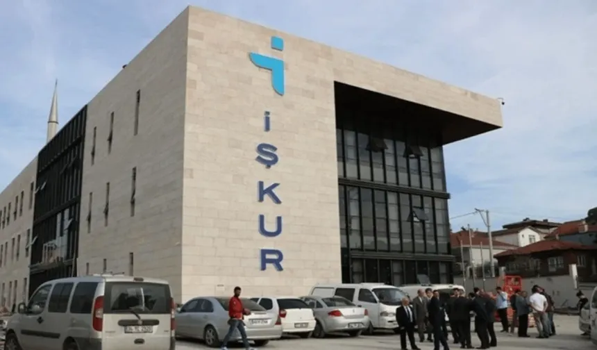 İŞKUR 68.985 Personel Alımı Yapacak!
Türkiye İş Kurumu (İŞKUR), 2025 Ocak ayında başvuruya açtığı personel alım ilanlarını duyurdu. 81 ilde, KPSS şartı aranmadan yapılacak alımlarda birçok farklı meslek grubunda iş ilanı yayımlandı. Bu ilanlar, temizlik görevlisinden güvenliğe, depo personelinden aşçıya, büro memurundan turizm ve otelcilik personeline kadar geniş bir yelpazeyi kapsıyor. Adayların, başvuruları için İŞKUR iş profili oluşturmaları gerektiği belirtildi.