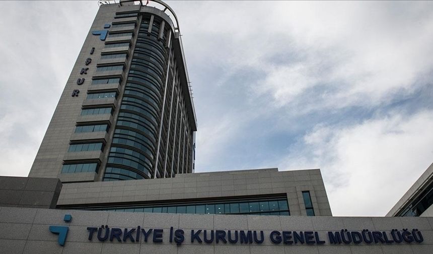 İŞKUR Personel Alımı Başvurusu Nasıl Yapılır?
İŞKUR’a başvuru yapabilmek için, önce İŞKUR’a kayıt olunması ve sisteme giriş yapılması gerekiyor. Ardından, İŞKUR’un güncel iş ilanları bölümüne girerek, aradığınız pozisyon, meslek, nitelik, beceri ve firma bilgilerini girerek başvurularınızı yapabilirsiniz. Ayrıca, işyeri tercihi, engelli ya da vardiya gibi özel durumlarınızı da belirtmeniz gerekiyor.