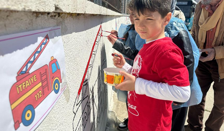 İtfaiyede 23 nisan coşkusu! Minikler boyama etkinliğiyle renk kattı...