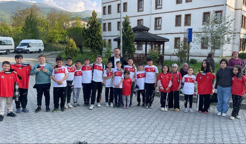 ÇAYDEĞİRMENİ BELEDİYESİNDEN GENÇLERE SPOR MALZEMESİ DESTEĞİ