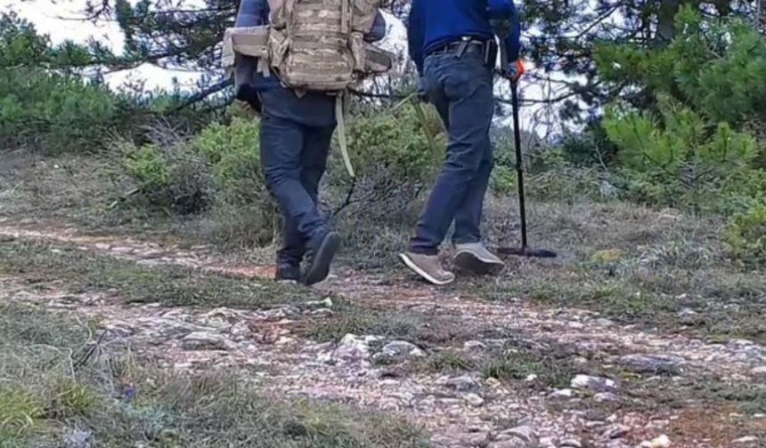 Dedektörle define arayan 2 kişi fotokapana yansıdı...