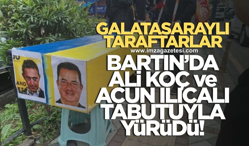 Galatasaraylı taraftarlar Fenerbahçe renklerinde hazırladığı tabuta Ali Koç ve Acun Ilıcalı'nın resmini yerleştirdi
