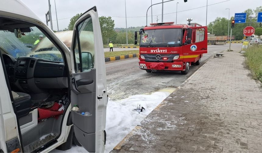 Hareket halindeki minibüs alev aldı...