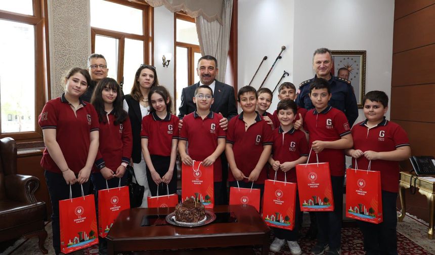 VALİ HACIBEKTAŞOĞLU’NDAN ANLAMLI JEST. SEMİH’E SÜRPRİZ DOĞUM GÜNÜ