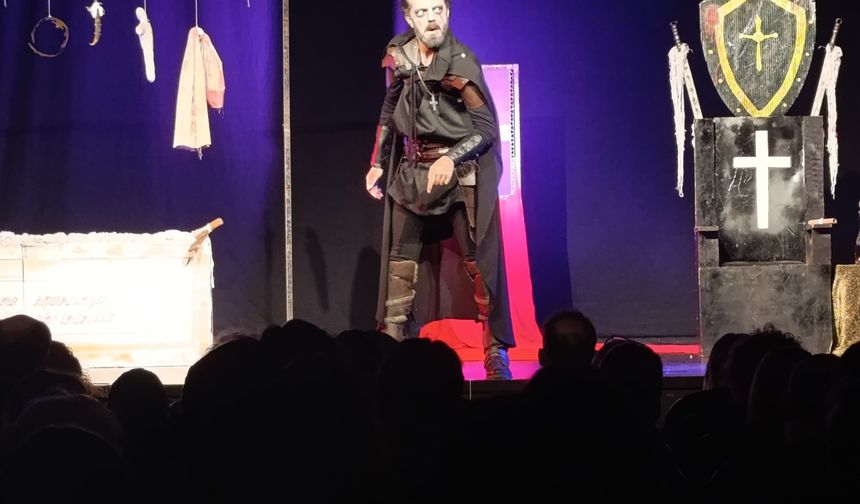 ZONGULDAK’TA SAHNEDE TEK KİŞİLİK FIRTINA: “MACBETH” AYAKTA ALKIŞLANDI