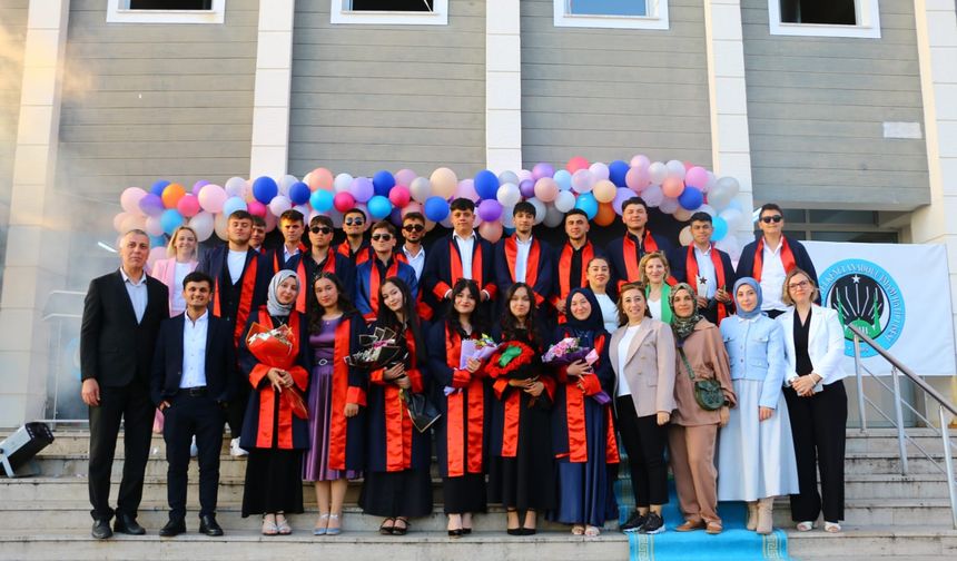 Kep atarak değil, ailelerinin ve öğretmenlerin ellerinden öperek diploma aldılar...