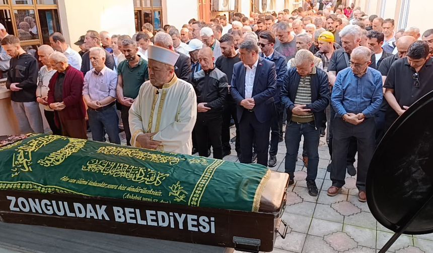 TİYATRO SANATÇISI ŞENAY ÇÖL'ÜN ANNESİ SON YOLCULUĞUNA UĞURLANDI